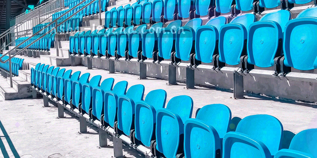 上锁的档案抽屉与金色锁扣特写，冷灰调背景，光线自右上侧打入